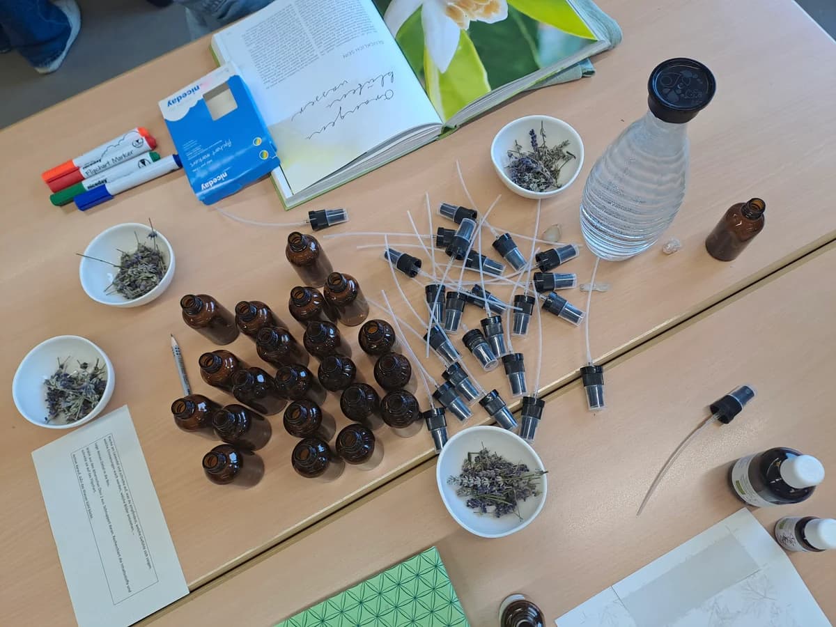 Workshop in der HLW Marienberg: Heilpflanzen - ihr Wesen, ihre Wirkung, ihre Verarbeitung ... Galeriebild 6